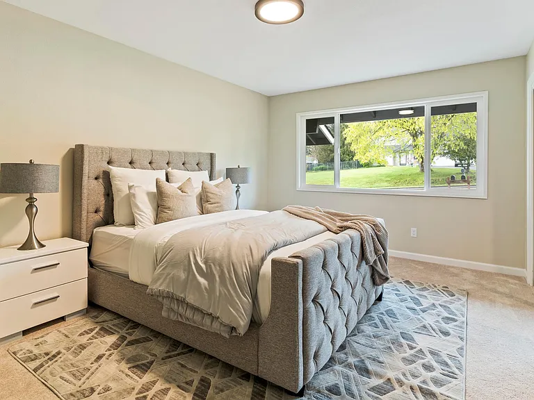 2615 E McLoughlin Blvd — Photo 4