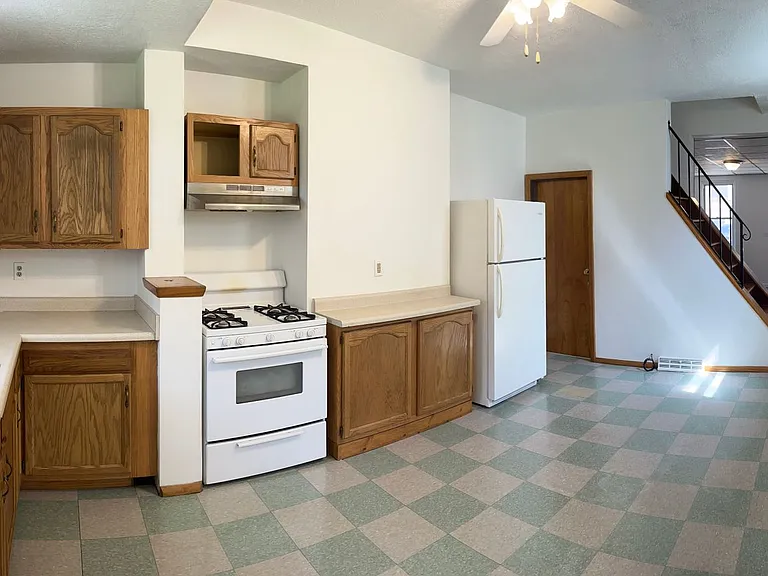 811 Evergreen Ave — Photo 2