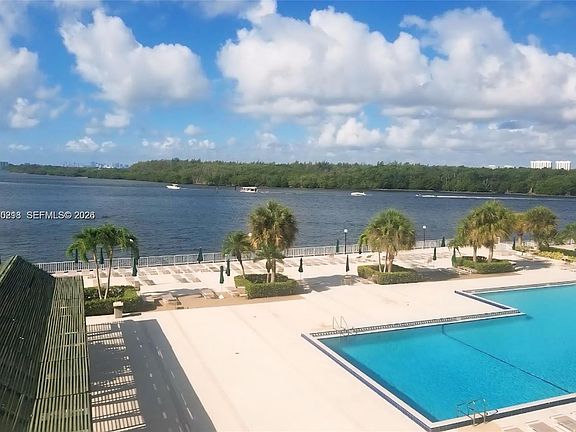 4th image of 500 Bayview Dr APT 325