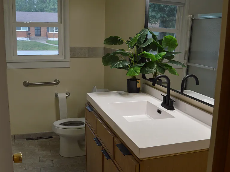 Main/Guest Bathroom Featuring Tub/Shower Combo
