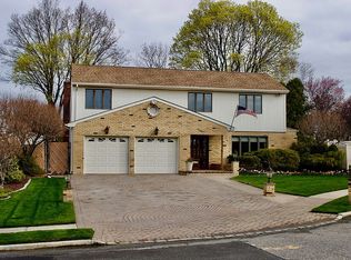 4 Meredith Ct, Plainview, NY 11803