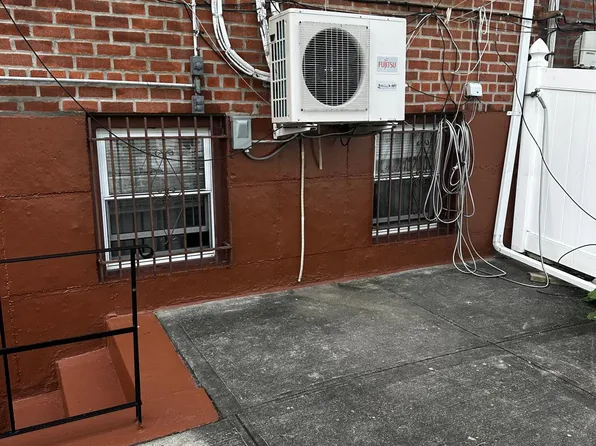 9811 Seaview Avenue image 3 of 28