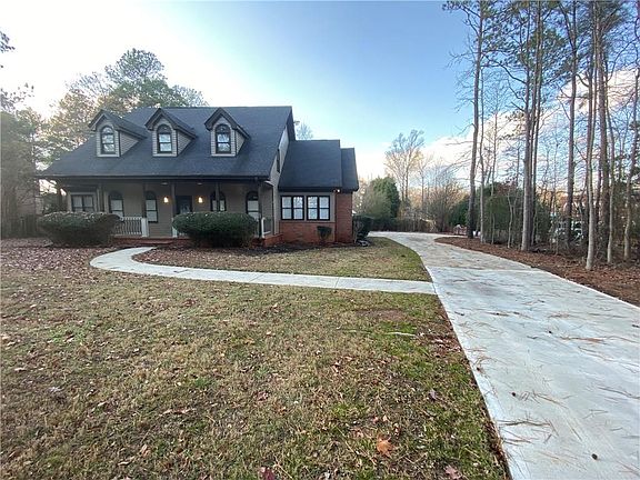 3rd image of 201 Three Oaks Dr