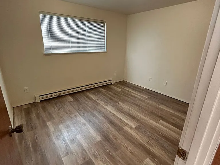 823 E Allyn St — Photo 6