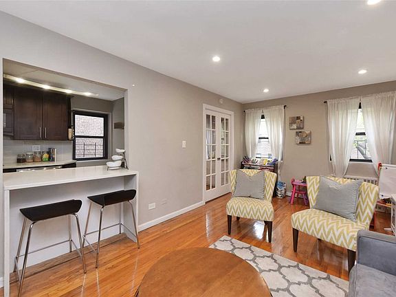 3rd image of 11866 Metropolitan Ave