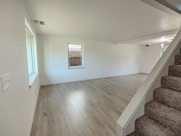 912 SW 5th St — Photo 3
