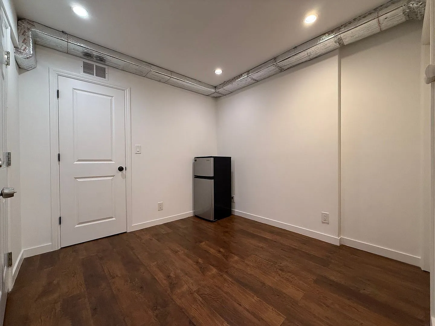 1052 Jamestown Avenue — Photo 2