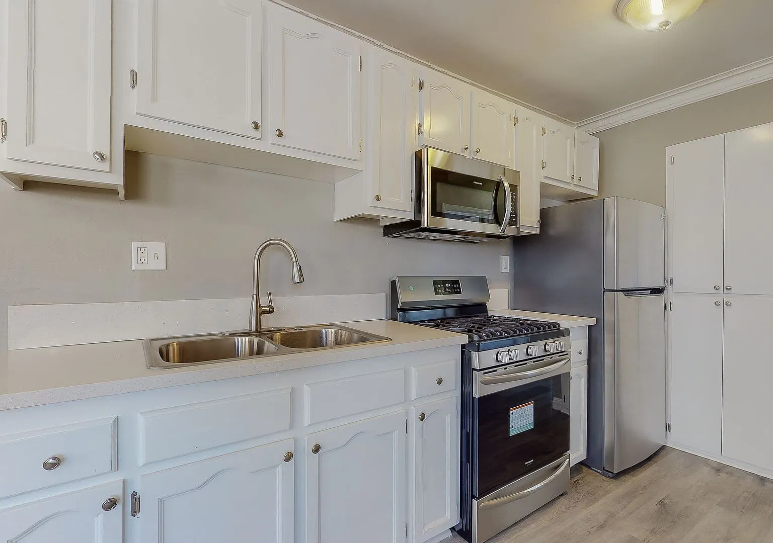 1818 N Kingsley Drive — Photo 3
