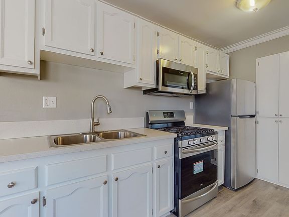 3rd image of 1818 N Kingsley Dr #15