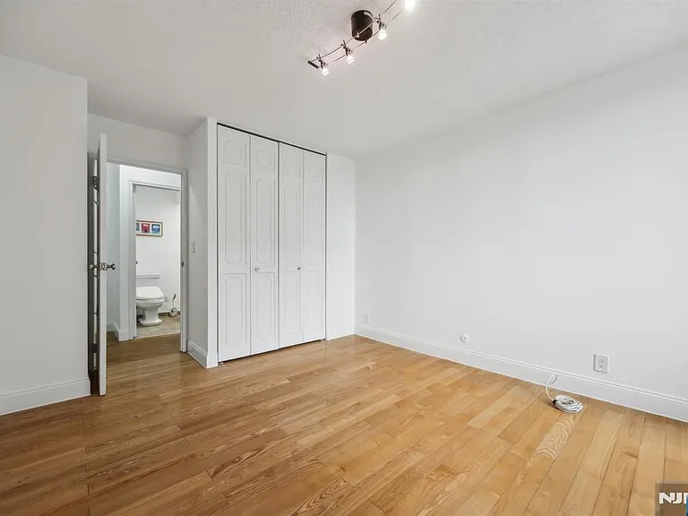 300 Winston Dr #2020 — Photo 15
