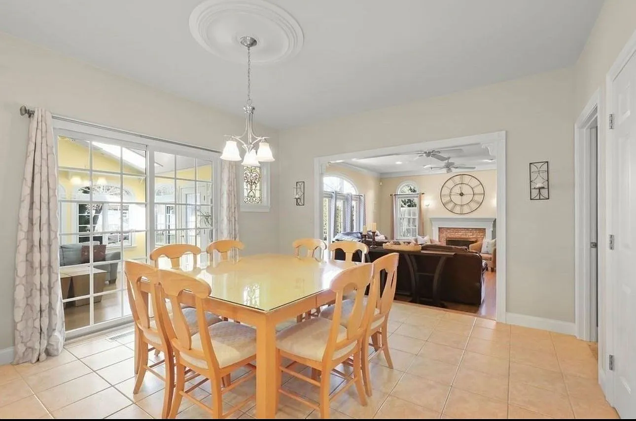 51 Coach Rd — Photo 2