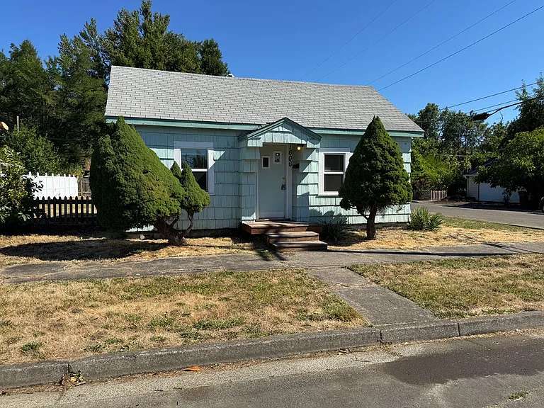 1606 Ash Ave — Photo 1