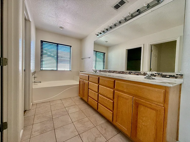 4051 Pine Lake Cir — Photo 13