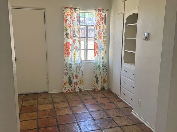 5th image of 414 1/2 Oak St NE
