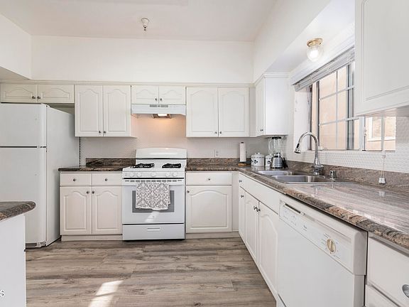 3rd image of 129 S Westmoreland Ave APT 102