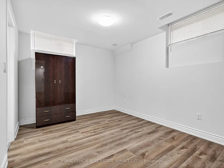 48 Eringate Ct #LOWER — Photo 11