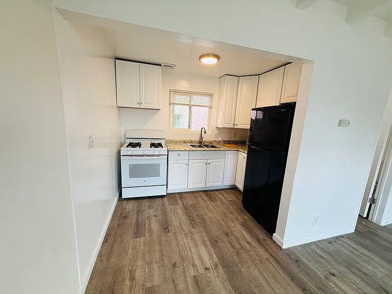 728 E Walnut St #7 — Photo 9