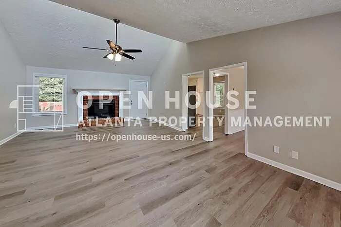 979 Tyrell Dr — Photo 3