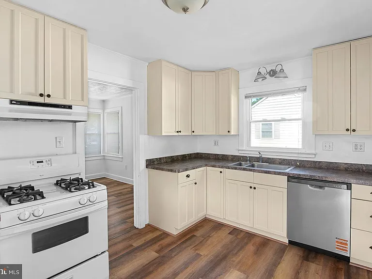 15 Sycamore Ave — Photo 11