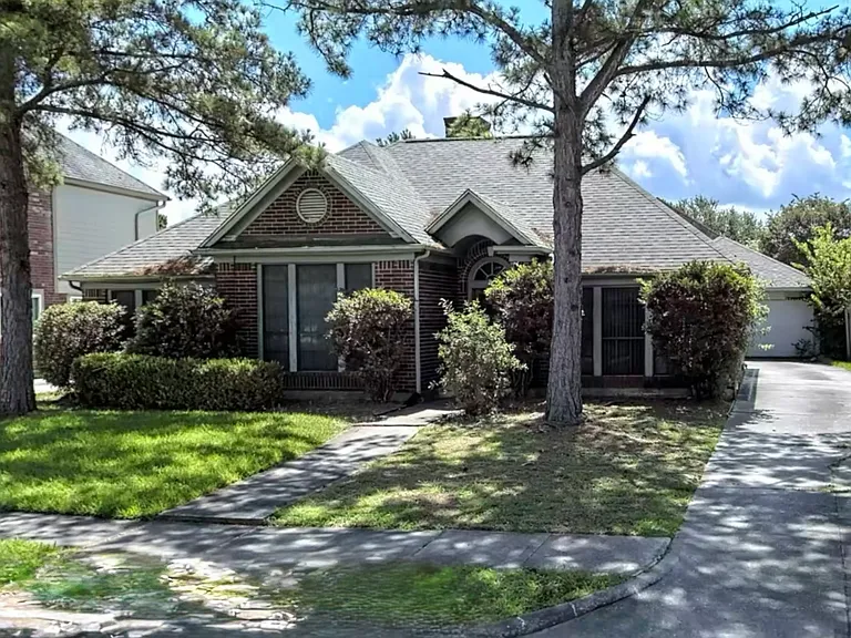 18934 Barry Ln — Photo 2