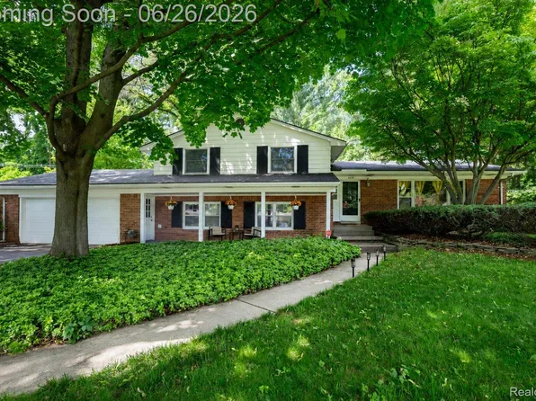 6826 Spruce Dr, Bloomfield Hills, MI 48301