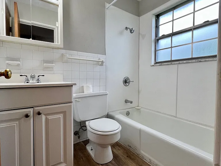 1111 Express Dr #4 — Photo 9
