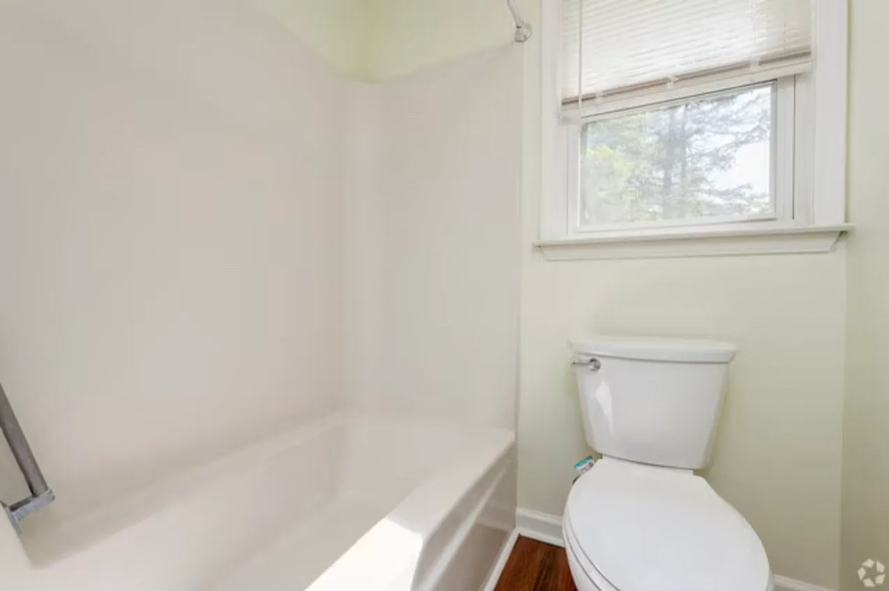 3 bed, 1.5 bath, 1300 sqft, $1,700 — Photo 3