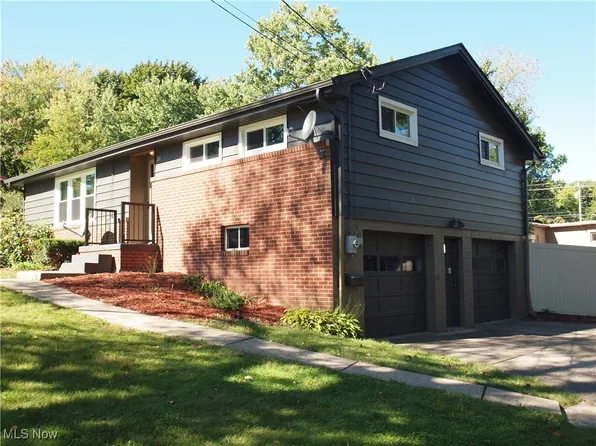 321 Rose Lane St SE, North Canton, OH 44720
