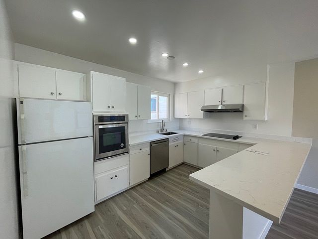 newly remodeled kitchen, dishwasher & disposal with all amenities