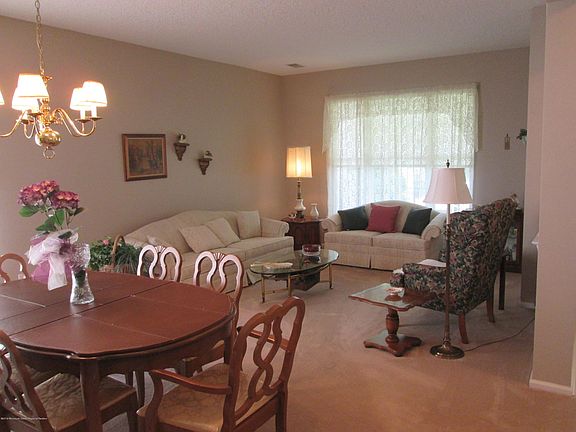 4th image of 26 Goldensprings Dr