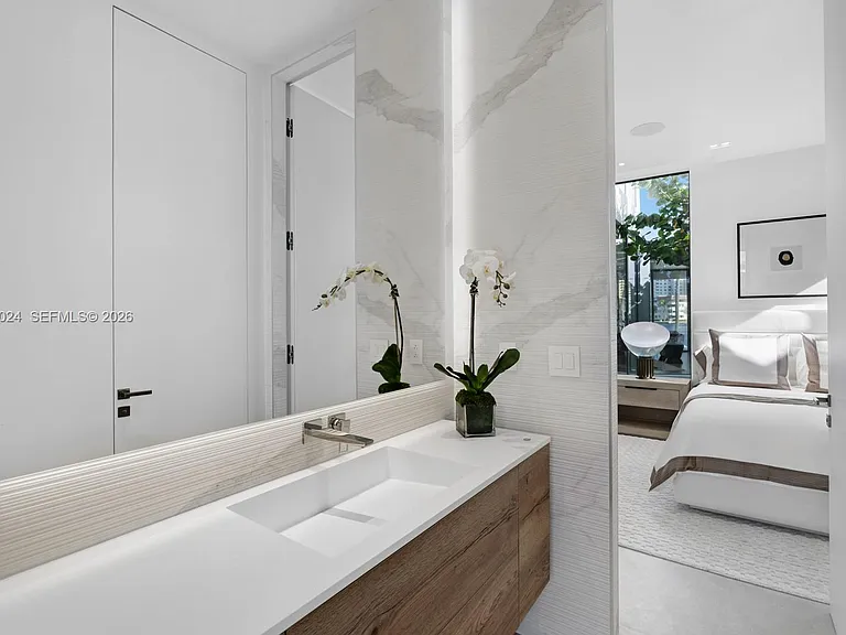 501 Palm Dr — Photo 28