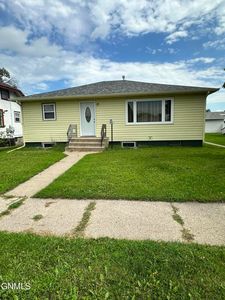 915 4th Ave SE, Jamestown, ND, 58401