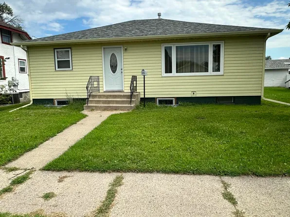 915 4th Ave SE, Jamestown, ND 58401
