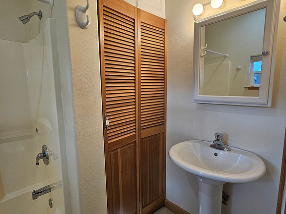 2nd image of 1601 Main St APT B