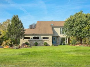 2038 Cumberland Dr, Brighton, MI