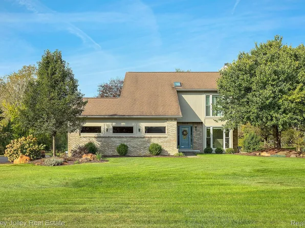 2038 Cumberland Dr, Brighton, MI 48114