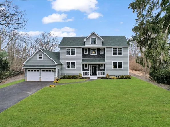 4 Hewlett Ln, Oakdale, NY 11769