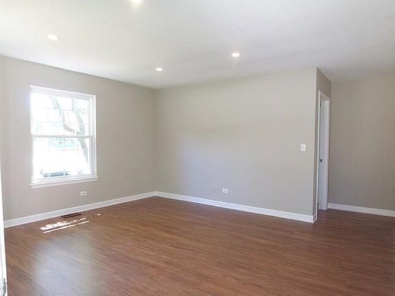 2nd image of 700 Gloucester Dr #0