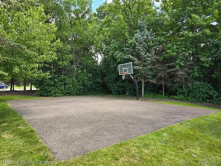 4058 Radcliff Dr — Photo 35