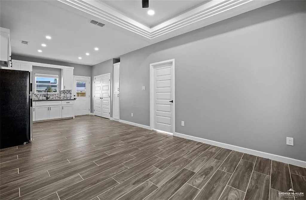 3 bed, 2.0 bath, 1044 sqft, $1,350 — Photo 3