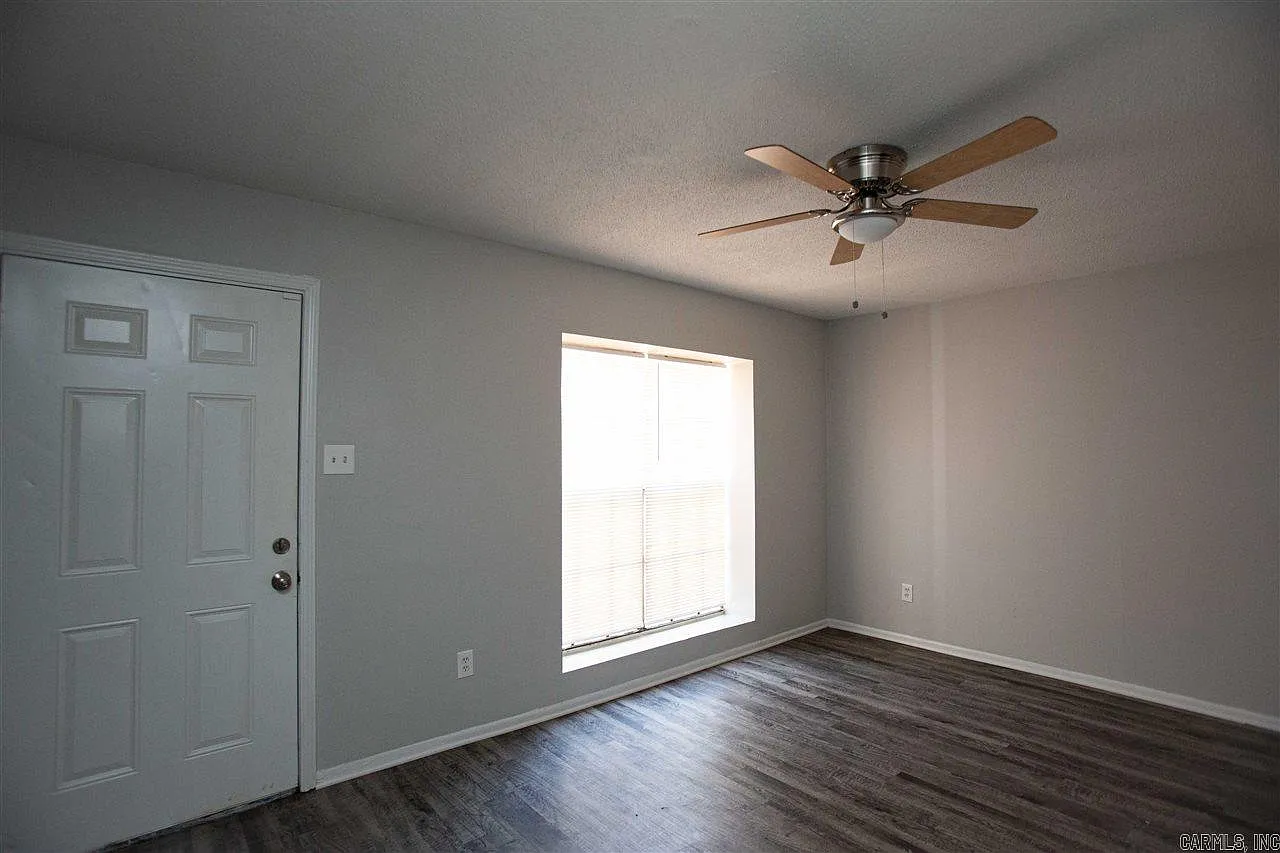 2 bed, 1.5 bath, 960 sqft, $795 — Photo 2