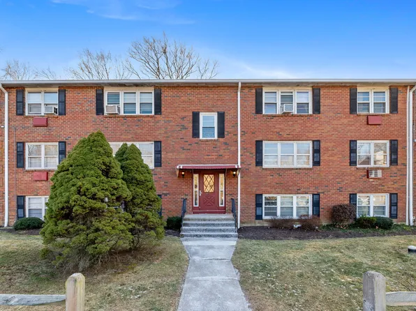 73 Briarwood Lane #73D, Branford, CT 06405