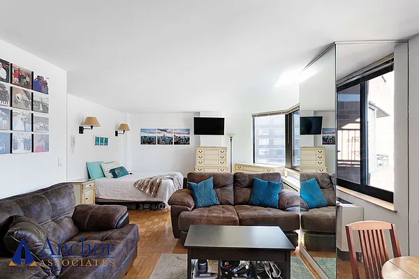 Rented by Anchor Associates | media 17