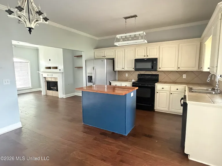 716 Hartwood Cv — Photo 4