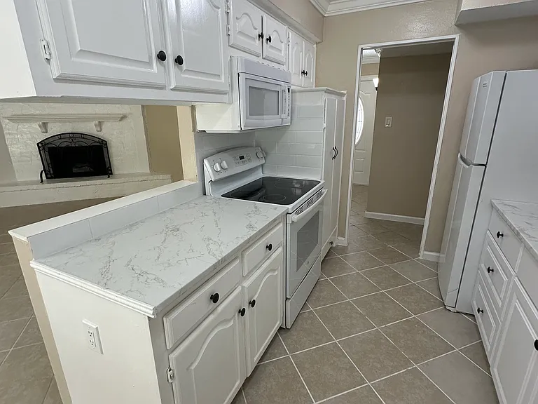 4226 Blue Creek Dr — Photo 3
