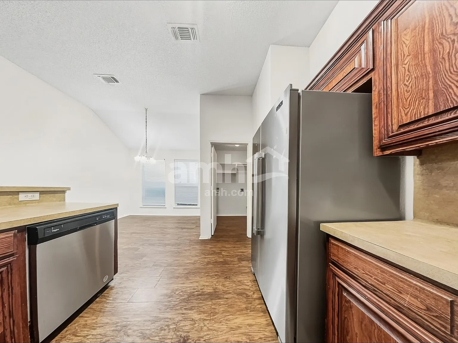 3 bed, 2.0 bath, 1928 sqft, $2,145 — Photo 4