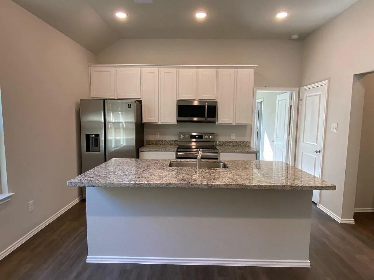 2 bed, 1.0 bath, 1072 sqft, $1,200 — Photo 2
