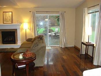 Living room w/hardwood Floors