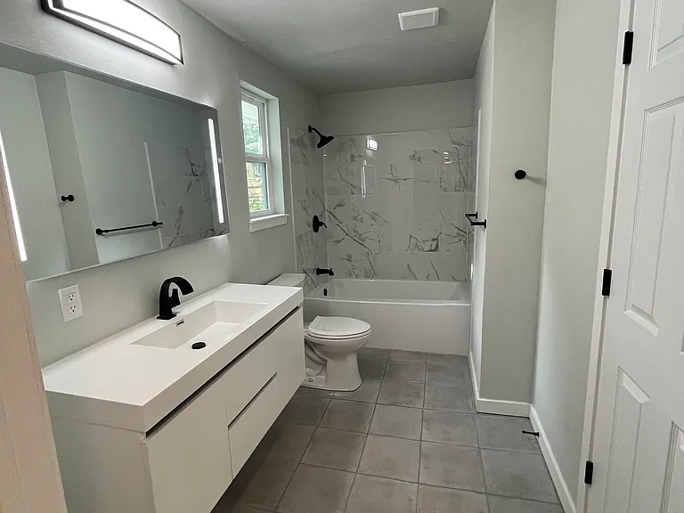 642 Astoria Ave — Photo 8