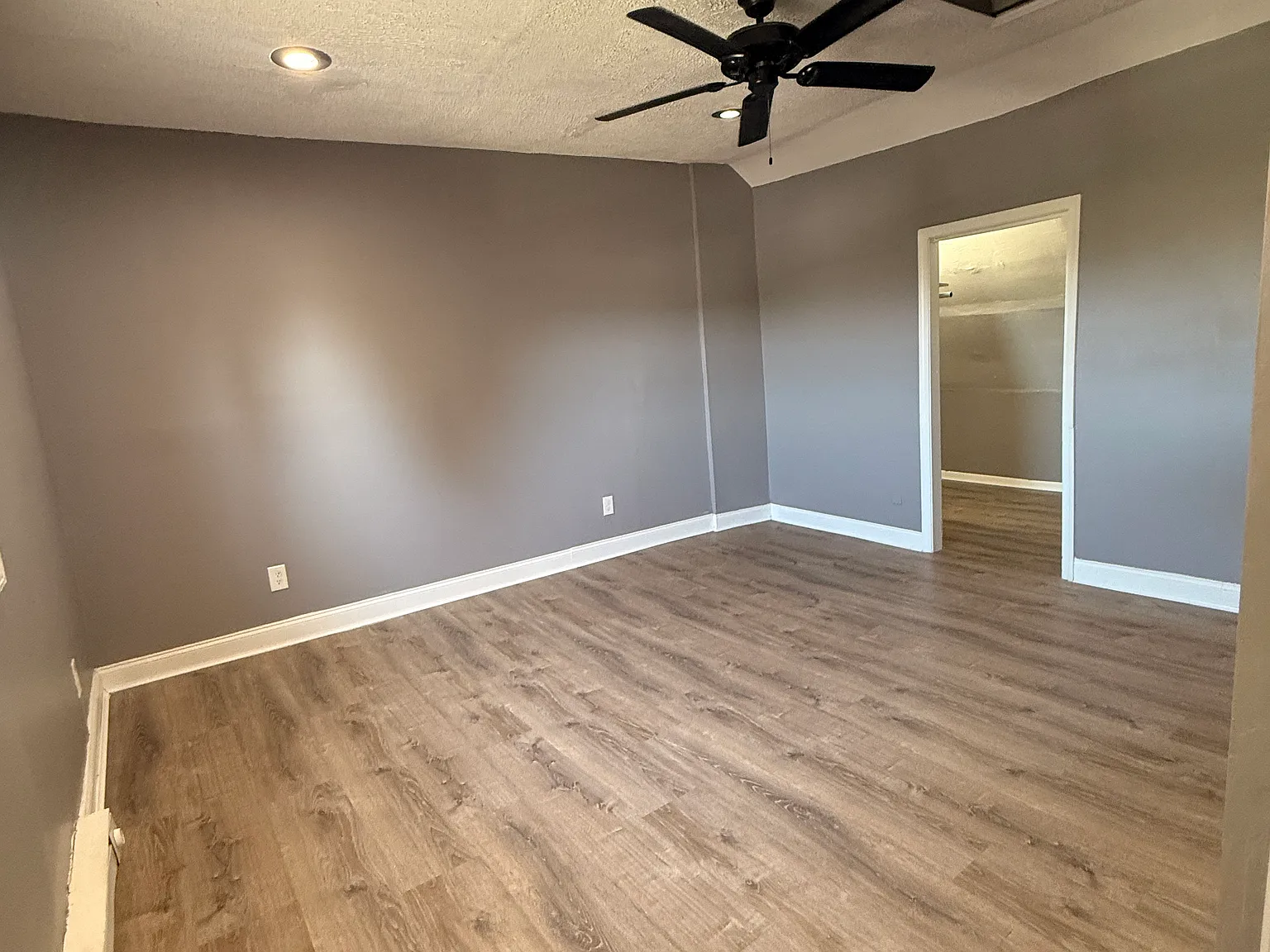 4 bed, 1.5 bath, 1372 sqft, $2,000 — Photo 3